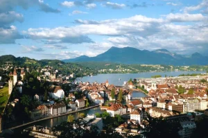 Ελβετία: Σφίγγει τον κλοιό στα ακίνητα - Νέοι περιορισμοί για ξένους επενδυτές