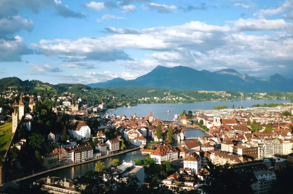 Ελβετία: Σφίγγει τον κλοιό στα ακίνητα - Νέοι περιορισμοί για ξένους επενδυτές