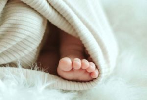 «Νταντάδες της Γειτονιάς»: Πότε ανοίγει η πλατφόρμα – Ποιοι δικαιούνται επίδομα έως 500 ευρώ για κάθε παιδί