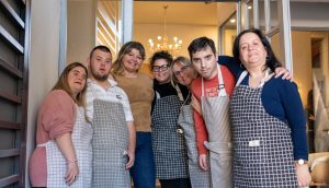 Θριάσιο: Πρωτοποριακό καφενείο απασχολεί άτομα με νοητική αναπηρία με στήριξη της Helleniq Energy