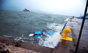 Ισχυροί άνεμοι «παγώνουν» όλα τα ακτοπλοϊκά δρομολόγια: Δεμένα τα πλοία και προς Κρήτη