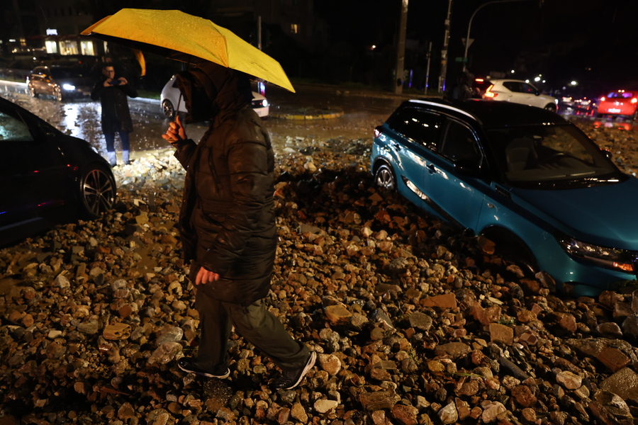 Κακοκαιρία «Erminio»: Νεκρός άνδρας στη Νέα Μάκρη από πλημμύρες