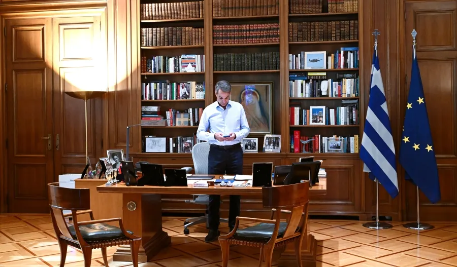 Πολιτικός «πυρετός» στο Μαξίμου: ΟΠΕΚΕΠΕ, δικογραφίες και εκλογικά σενάρια - Το τρίλημμα Μητσοτάκη