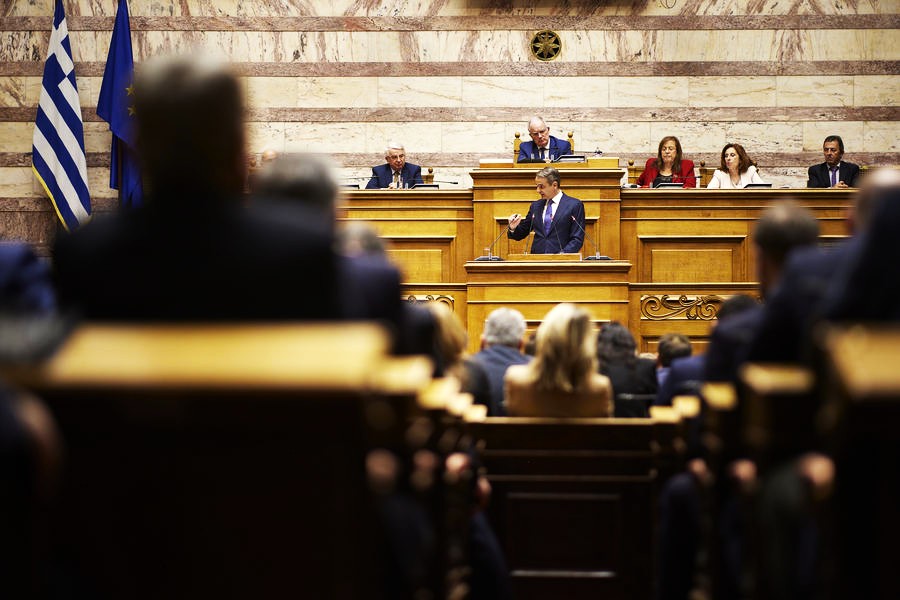 Πολιτικό restart μετά το Πάσχα: Το Μαξίμου κρατά τον έλεγχο στη Βουλή, πίεση χωρίς βάθος από αντιπολίτευση