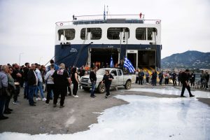 «Έκρηξη» αγανάκτησης από κτηνοτρόφους της Λέσβου: Μπλόκο στο λιμάνι για ζημιές άνω των €9 εκατ.