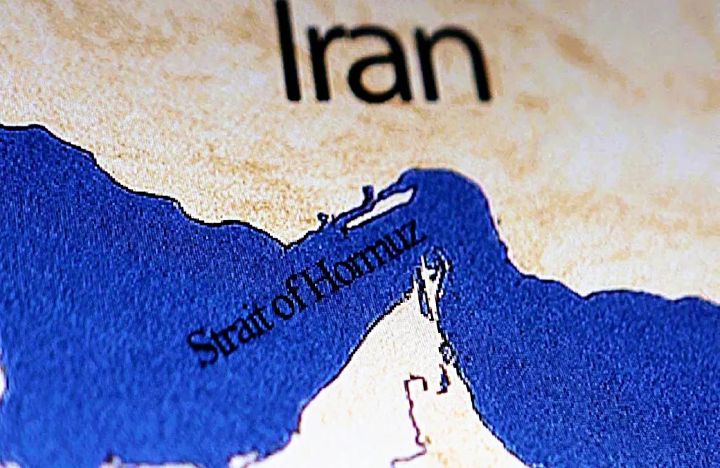 Το Ιράν κλιμακώνει στο Ορμούζ: Νέες επιθέσεις σε πλοία και έλεγχος της παγκόσμιας «αρτηρίας»