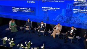 Τρεις Θάλασσες: Πρωταγωνιστικός ρόλος της Ελλάδας στην ενεργειακή σκακιέρα - Νέοι διάδρομοι και συμφωνίες LNG