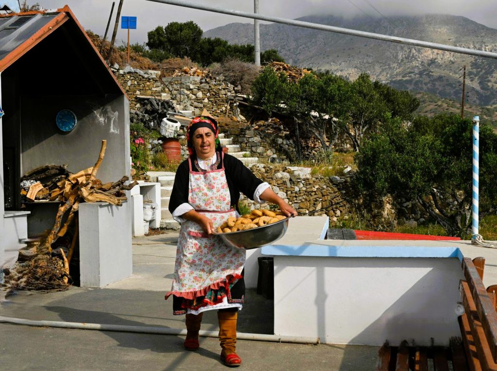 Μεγάλη Πέμπτη στη Θεσσαλία: Αυγά, τάματα και μοιρολόγια - Η ζωντανή παράδοση του κάμπου