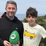 ΠΑΣΟΚ: Πασχαλινές ευχές Ανδρουλάκη με τον γιο του