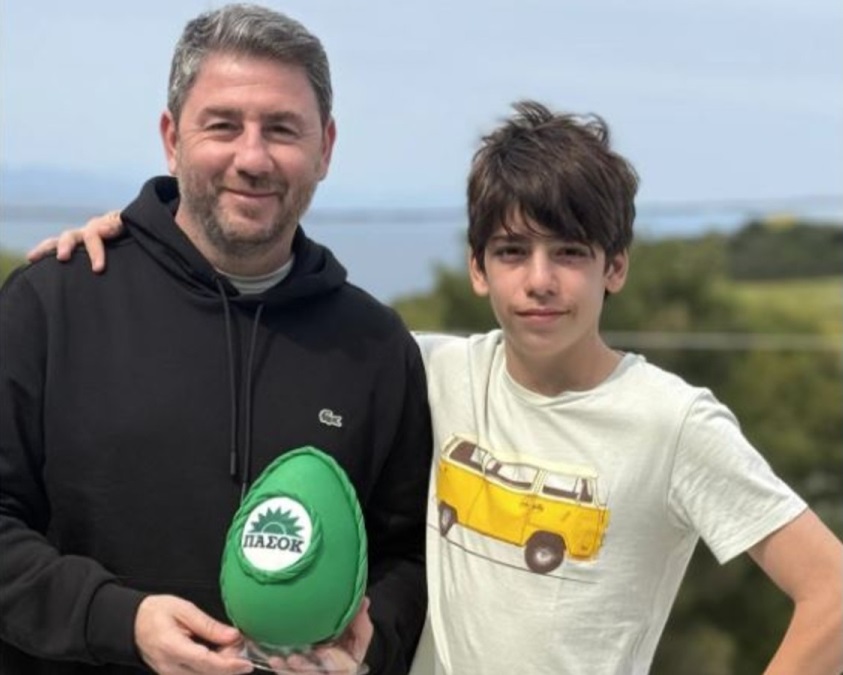 ΠΑΣΟΚ: Πασχαλινές ευχές Ανδρουλάκη με τον γιο του