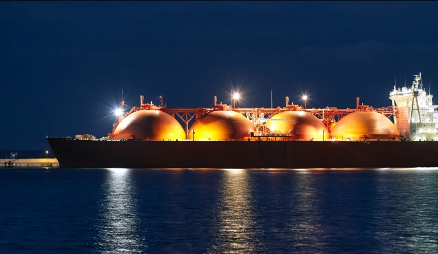 LNG: Η ναυτιλία αλλάζει ρότα και επενδύει μαζικά στο φυσικό αέριο