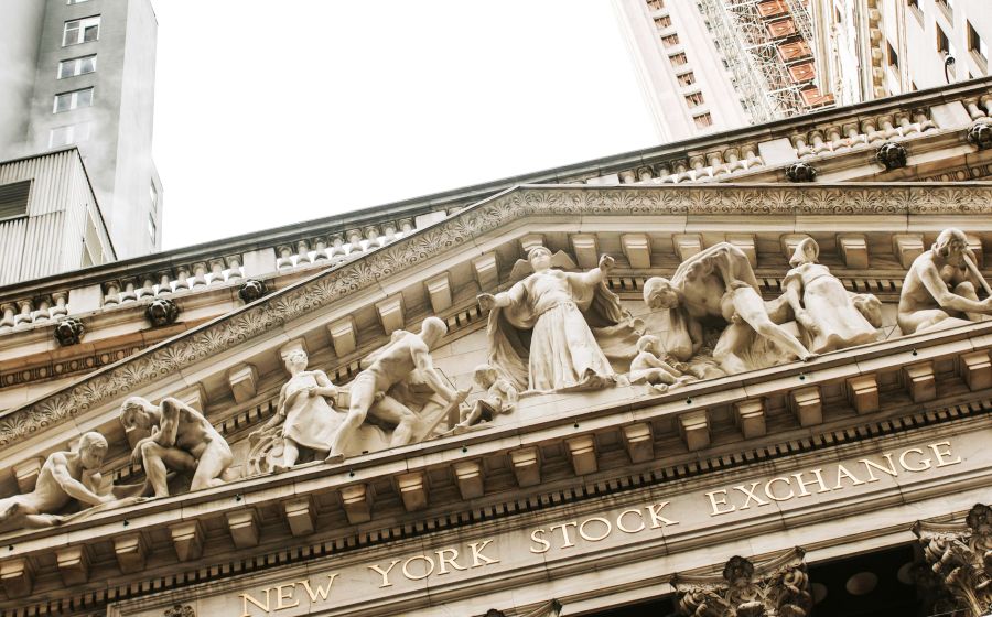 Wall Street: Θετικό κλείσιμο εβδομάδας με ισχυρά στοιχεία απασχόλησης και αγωνία για τη Μέση Ανατολή