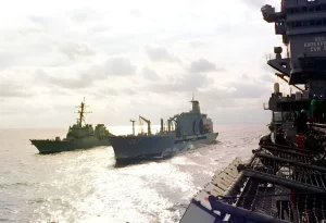 Στενά του Ορμούζ: ΗΠΑ συνδέουν άρση ναυτικού μπλόκου με συμφωνία Ιράν – Πτώση τιμών πετρελαίου